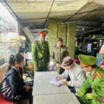 CÔNG AN XÃ TỀ LỖ: TUYÊN TRUYỀN CÁC NHÀ RẠP VÀ NHÂN DÂN TRÊN ĐỊA BÀN KHÔNG SỬ DỤNG LÒNG, LỀ ĐƯỜNG ĐỂ TỔ CHỨC ĐÁM CƯỚI