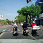 Chân dung 3 thanh niên mượn xe của sếp vượt đèn đỏ